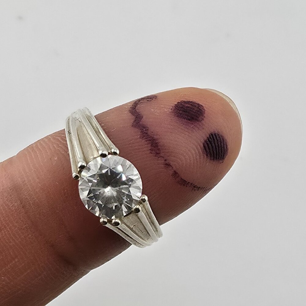 Sterling Silver 925 CZ Solitaire Ring Round Stone Modern Band Size 8.75 Heart